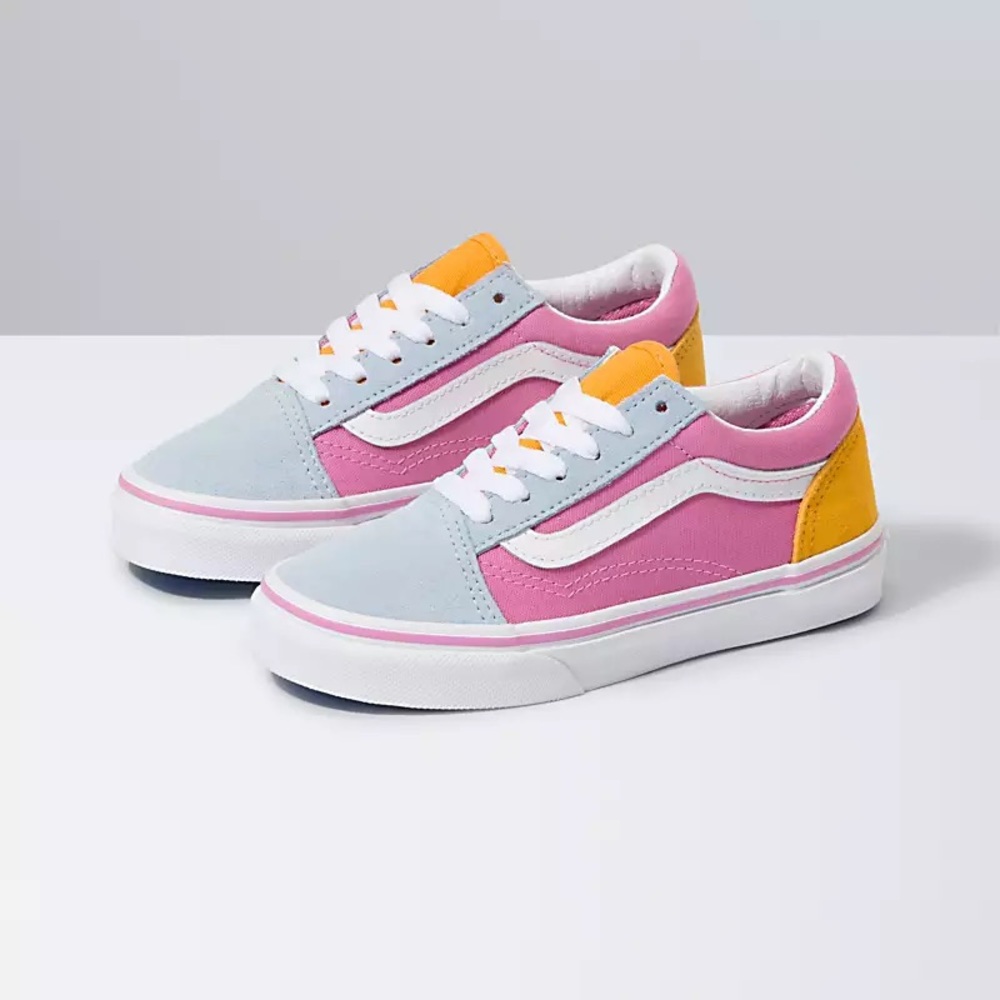Vans of the wall 6.5 old school style.